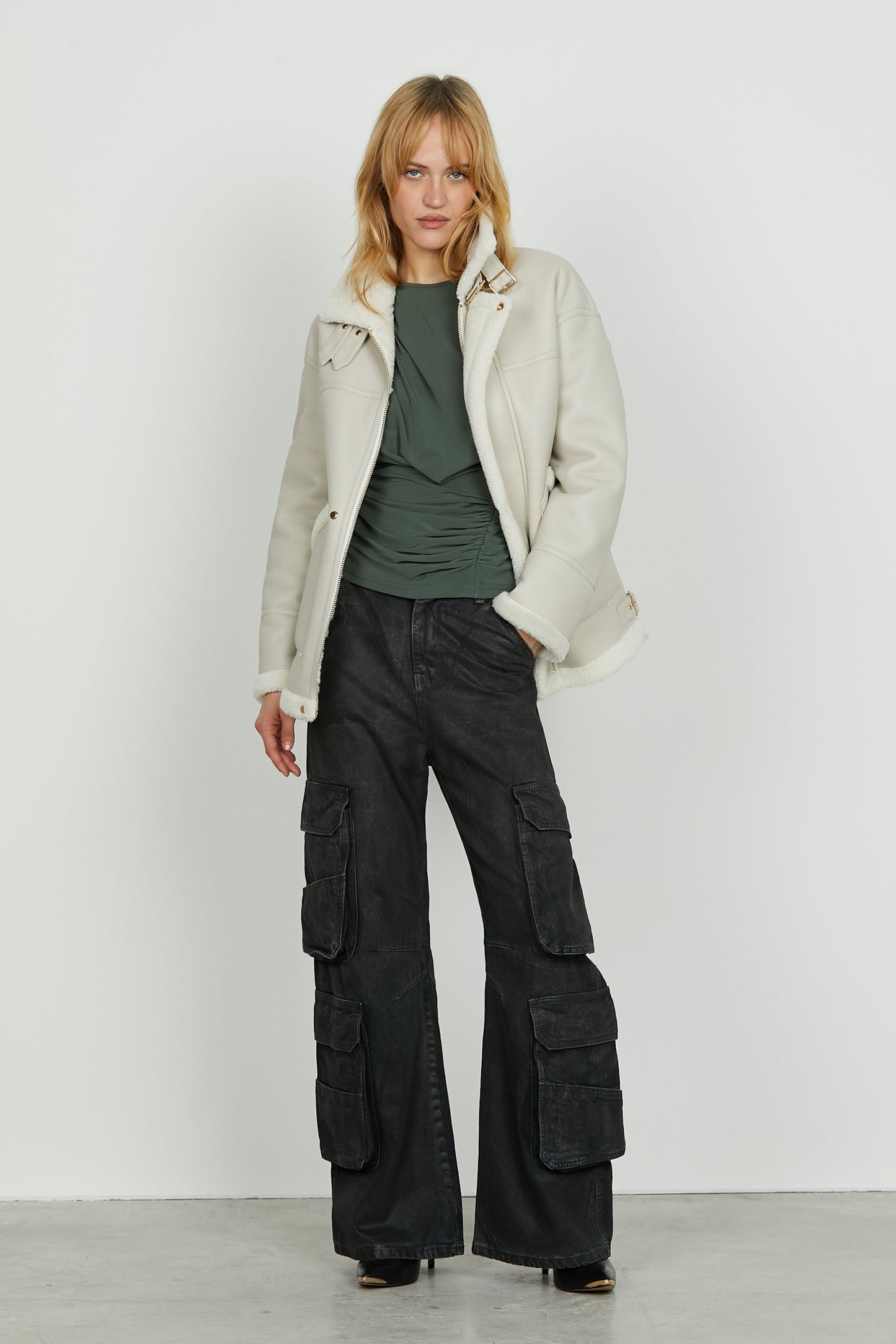 Women's Long Sleeve Blouse with Pleated Detail and Longer Back – Casual Autumn Style