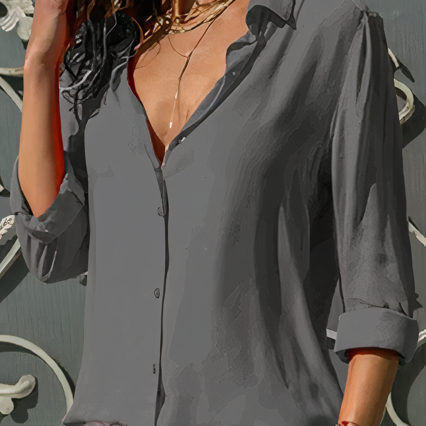 Camicia elegante grigia da donna con maniche lunghe arrotolate, indossata con collana dorata. Moda femminile, abbigliamento casual chic.