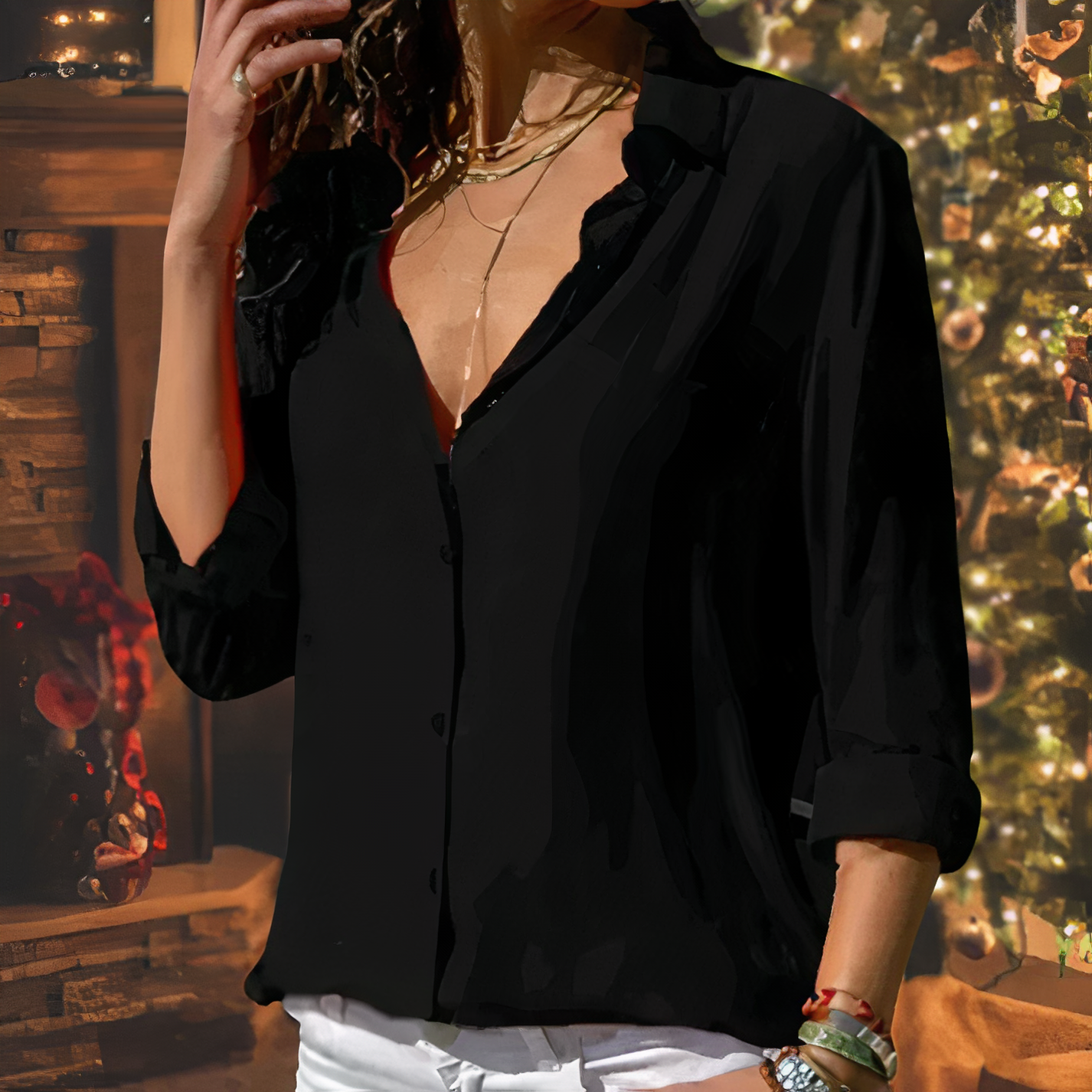 Donna in camicia nera elegante davanti a un albero di Natale decorato, atmosfera festiva, moda invernale, stile casual chic, accessori dorati.