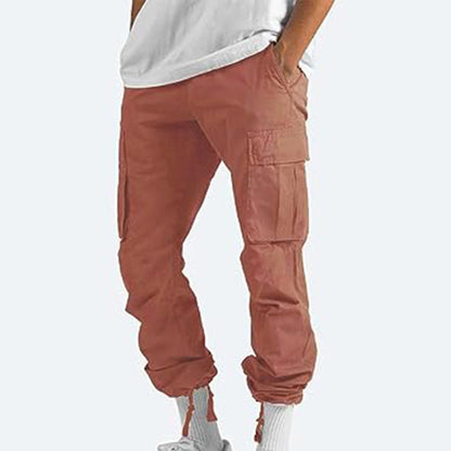 Pantaloni cargo uomo marroni, tasche multiple, stile casual, abbinati a t-shirt bianca e calzini bianchi. Moda maschile urbana.