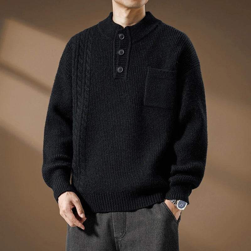 Herresweater i strik med Henley-krave med knapper, fletdetaljer og brystlomme – Strikstil