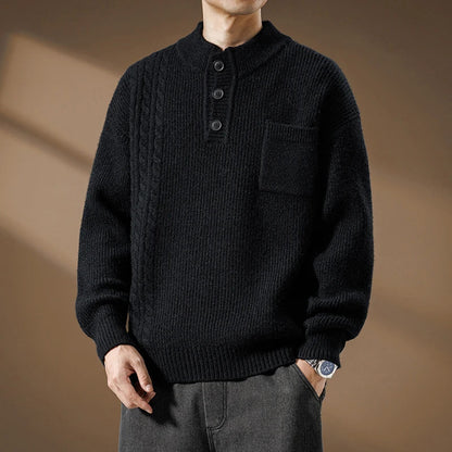 Herresweater i strik med Henley-krave med knapper, fletdetaljer og brystlomme – Strikstil