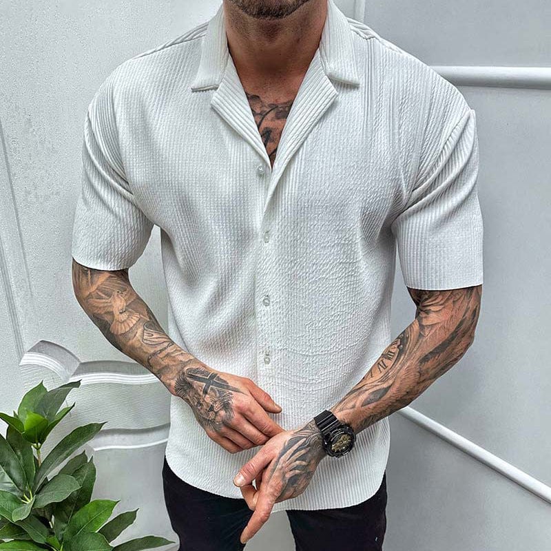 Camisa de hombre de corte entallado, manga larga, con botones y cuello clásico