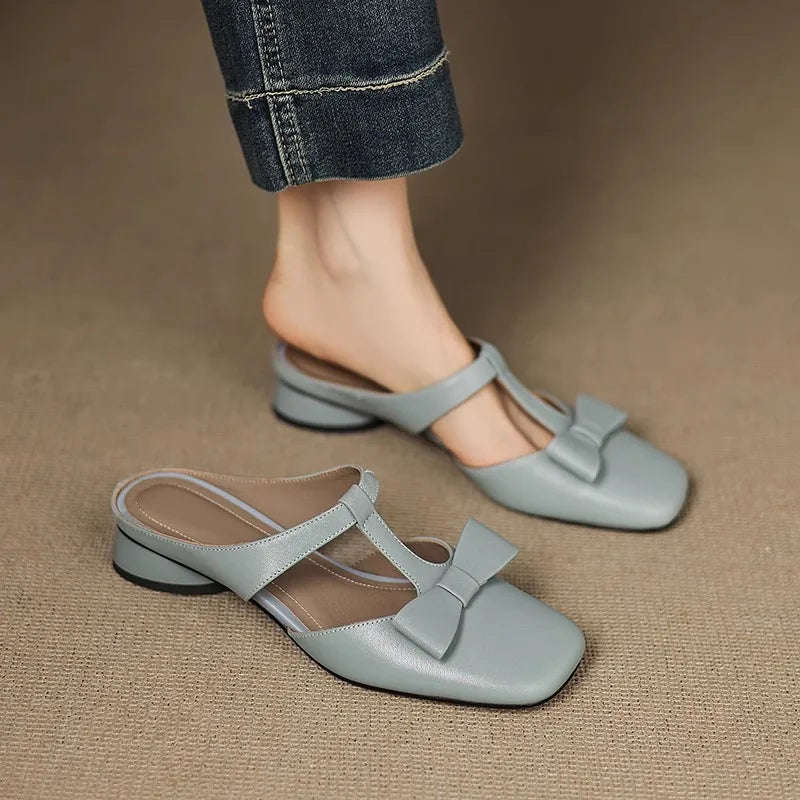 Mule Donna con Tacco, Punta Quadrata, Fiocco Decorativo e Tacco Largo Basso – Stile Elegante