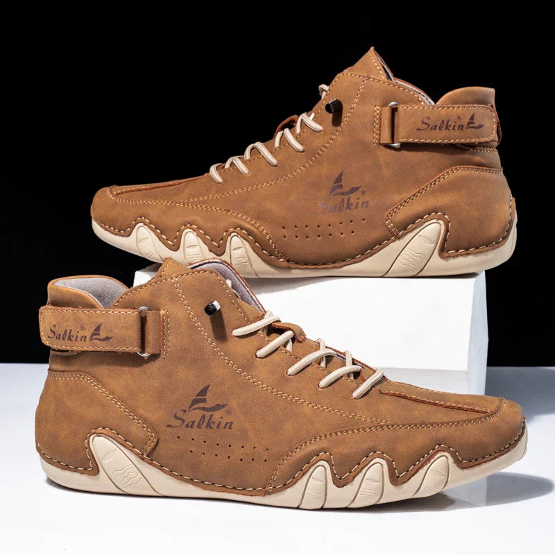 Scarpe da ginnastica alte in pelle marrone, design moderno con suola robusta e logo "Salkin". Ideali per moda casual e comfort quotidiano.