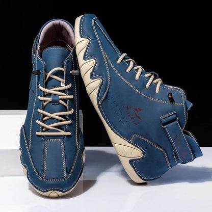 Scarpe da uomo in pelle blu con suola beige, design sportivo e cuciture a contrasto. Calzature eleganti e casual per moda maschile.