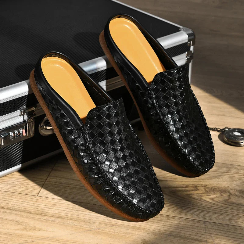 Herreslippers i læder med slip-on, flettet overdel og polstret indlægssål