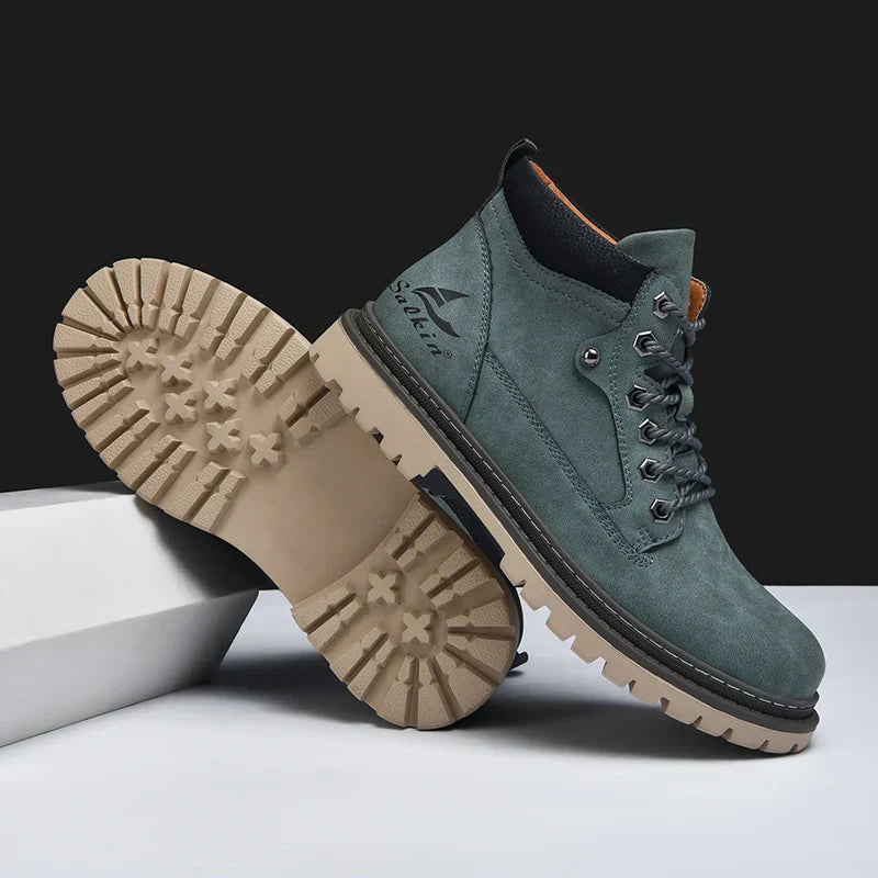 Scarponcini da trekking in pelle verde, suola in gomma antiscivolo, design robusto, ideali per escursioni outdoor, moda uomo autunno inverno.