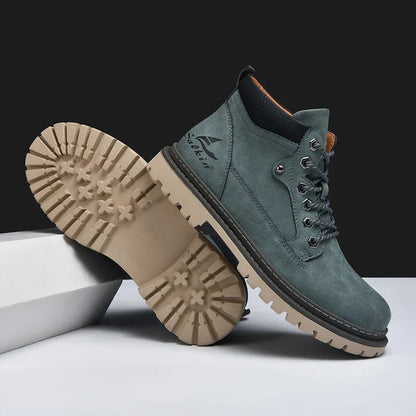 Scarponcini da trekking in pelle verde, suola in gomma antiscivolo, design robusto, ideali per escursioni outdoor, moda uomo autunno inverno.