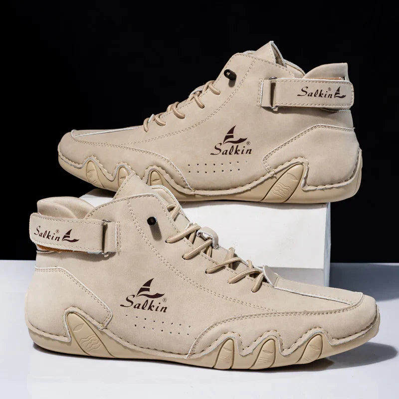 Scarpe da ginnastica beige alte, design moderno con logo "Salkin", suola antiscivolo, chiusura a strappo, ideali per moda casual e comfort quotidiano.