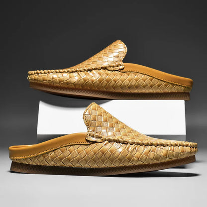 Herreslippers i læder med slip-on, flettet overdel og polstret indlægssål