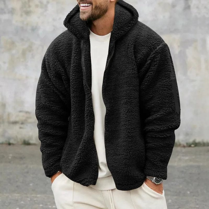 Giacca in pile nero da uomo, stile casual, indossata su maglia bianca. Moda autunnale, abbigliamento caldo e confortevole per esterni.