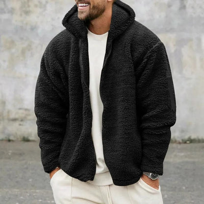 Giacca in pile nero da uomo, stile casual, indossata su maglia bianca. Moda autunnale, abbigliamento caldo e confortevole per esterni.
