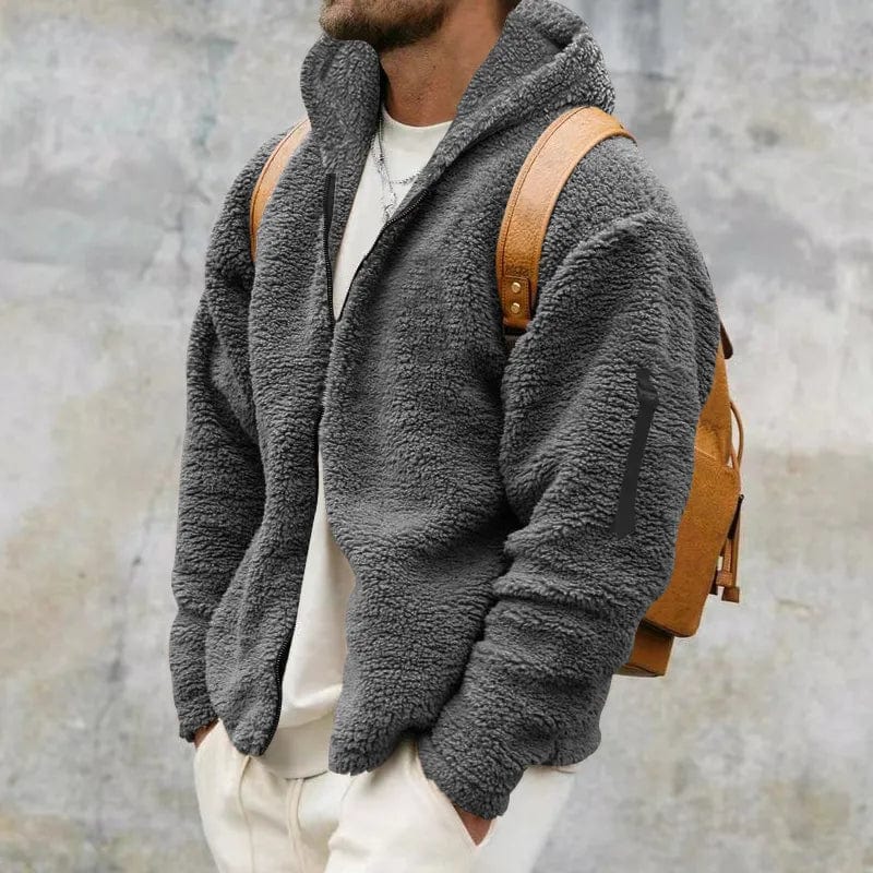 Giacca in pile grigio uomo, stile casual, con zaino marrone. Moda autunno inverno, abbigliamento caldo e confortevole, tendenza streetwear.