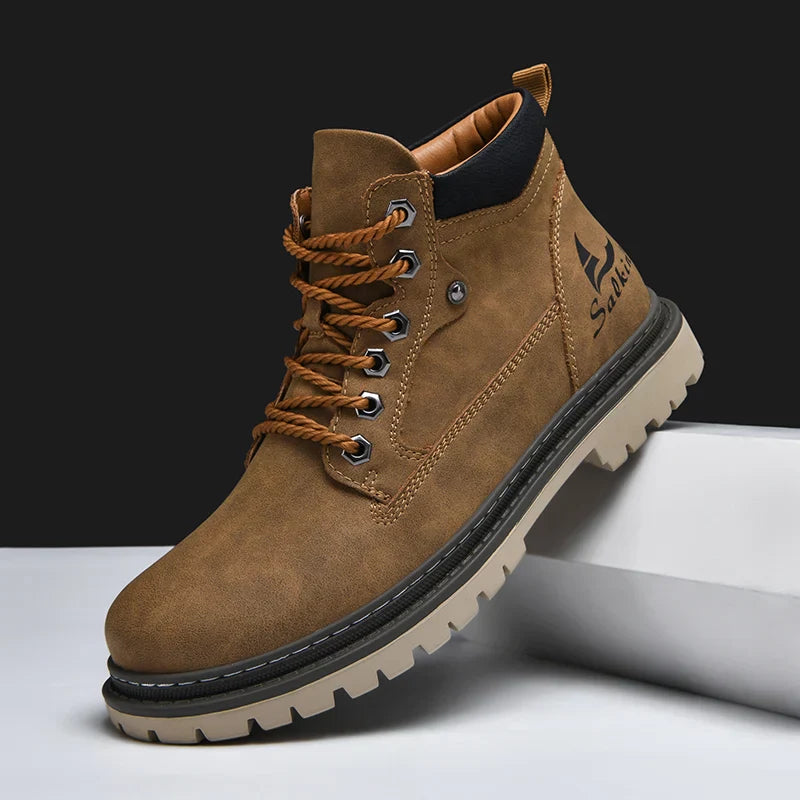 Scarponcino da uomo in pelle marrone, suola in gomma antiscivolo, design robusto, ideale per escursioni e uso quotidiano. Stile casual e resistente.