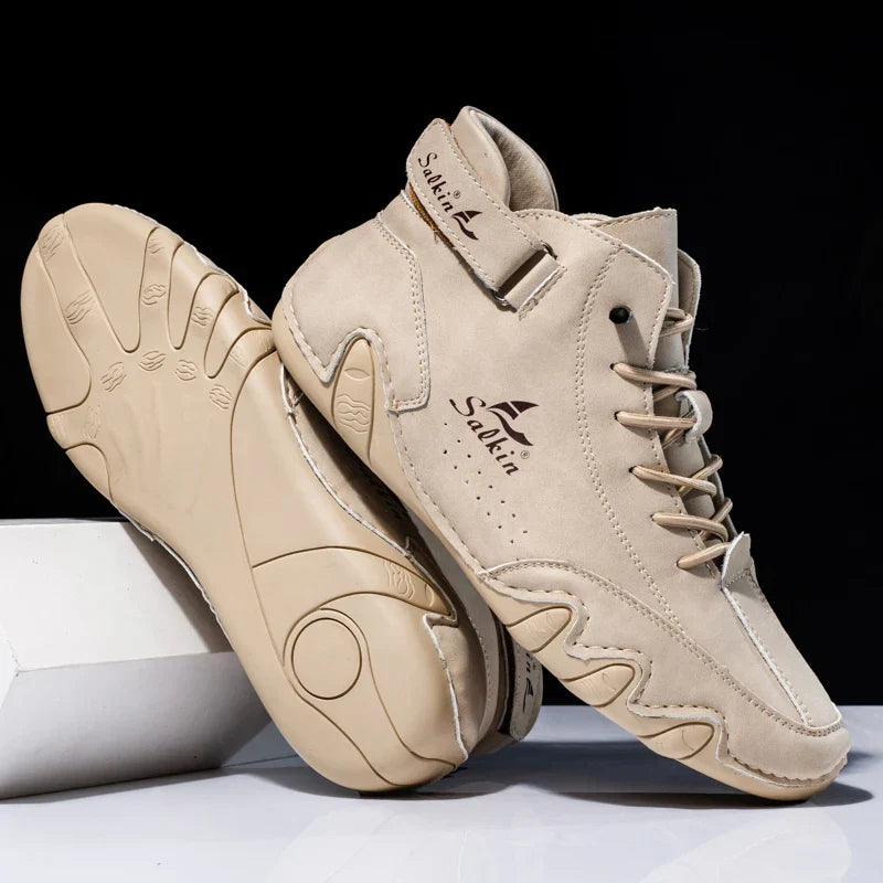 Scarpe da ballo jazz beige in pelle scamosciata, design moderno con suola flessibile e logo Salita, ideali per danza e comfort.