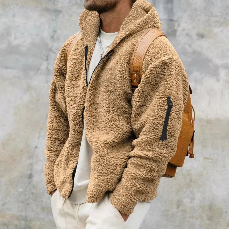 Giacca in pile marrone uomo, stile casual, con zaino in pelle marrone chiaro. Moda autunnale, abbigliamento caldo e confortevole.