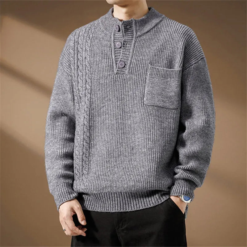 Herresweater i strik med Henley-krave med knapper, fletdetaljer og brystlomme – Strikstil