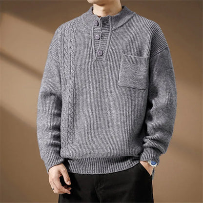 Herresweater i strik med Henley-krave med knapper, fletdetaljer og brystlomme – Strikstil