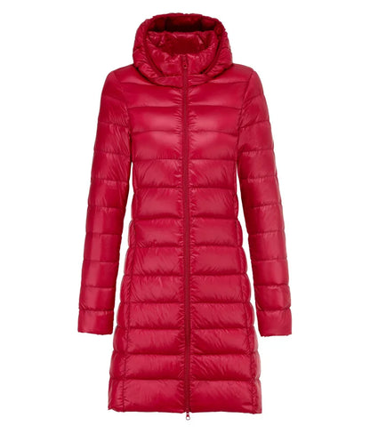 Cappotto lungo donna invernale rosso, imbottito, con cappuccio, chiusura a zip. Giacca trapuntata elegante e calda, moda autunno inverno.