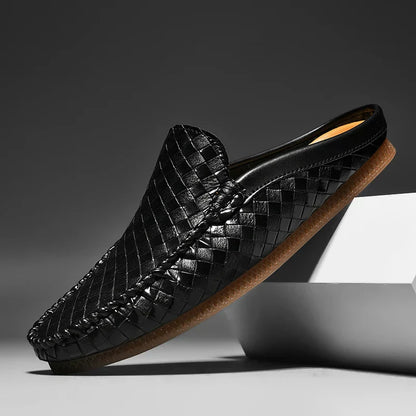 Herreslippers i læder med slip-on, flettet overdel og polstret indlægssål