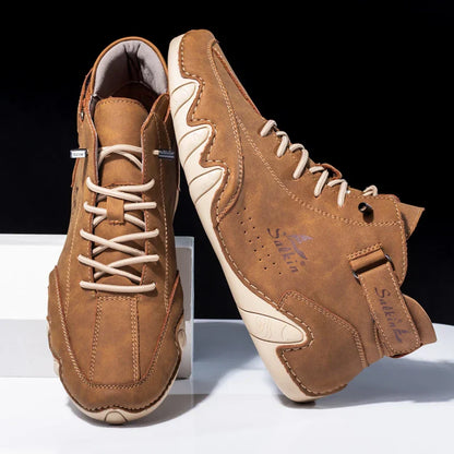 Scarpe da uomo in pelle marrone, design sportivo con lacci chiari, suola antiscivolo beige. Ideali per moda casual e comfort quotidiano.
