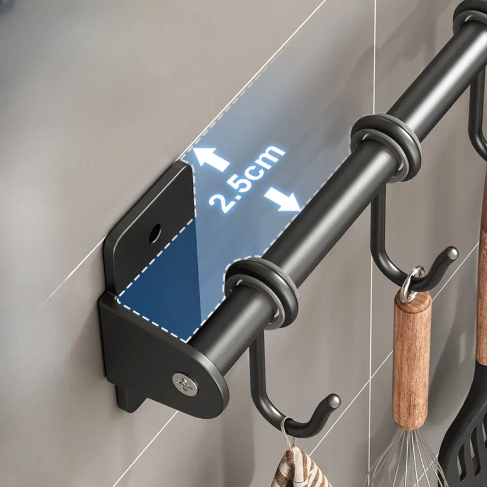 Barra appendiabiti da cucina nera con ganci, montata a parete, distanza regolabile 2,5 cm, ideale per utensili e accessori, design moderno e funzionale.