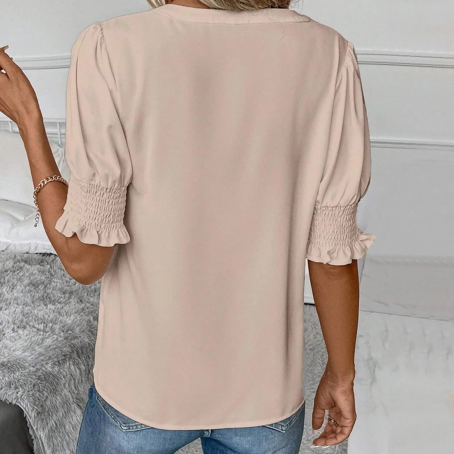 Damebluse med V-hals og puffede ærmer – chiffonstil