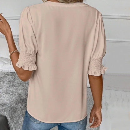 Damebluse med V-hals og puffede ærmer – chiffonstil