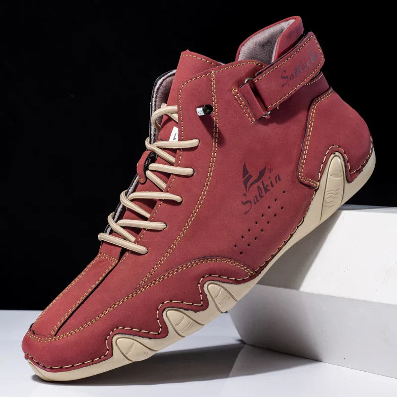 Scarpa sportiva alta rossa con suola beige, design moderno e lacci chiari, ideale per moda casual e attività all'aperto.