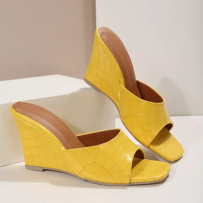Sandalias de cuña de verano para mujer tipo slip-on con punta cuadrada – Parte superior texturizada y suela plataforma