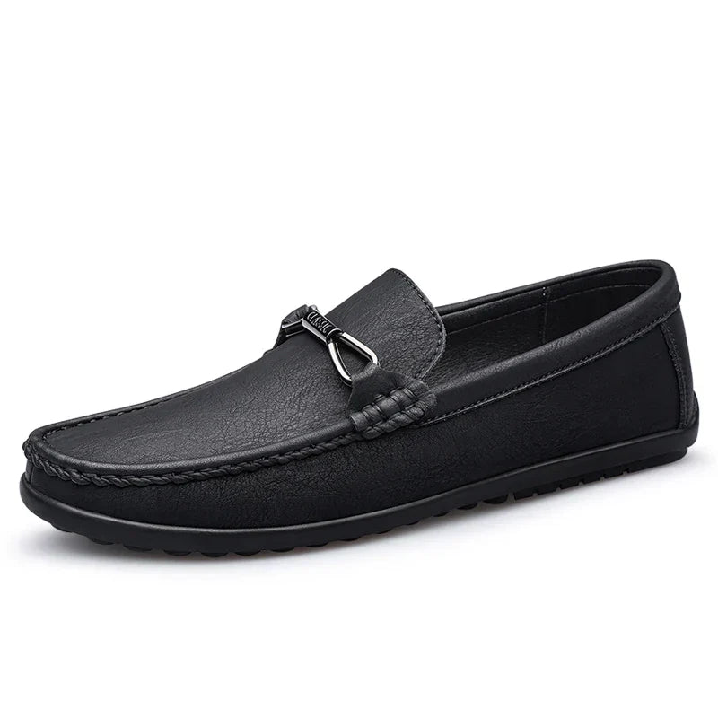 Mocassino uomo in pelle nera con fibbia decorativa, suola antiscivolo. Scarpe eleganti e comode, ideali per look casual e formali.