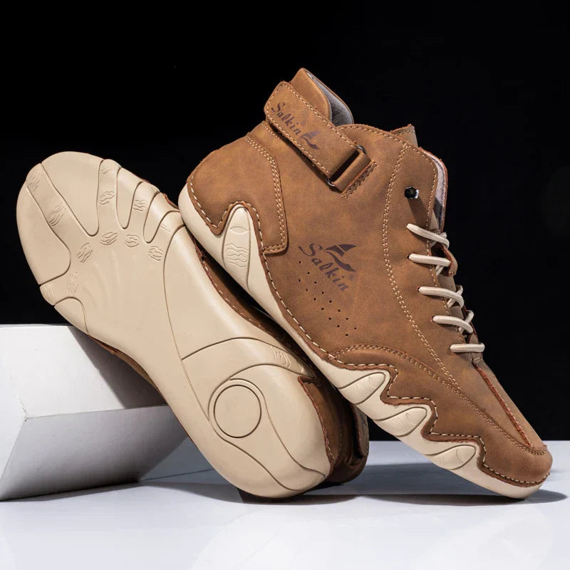 Scarpe da uomo in pelle marrone, design sportivo con suola antiscivolo beige, lacci e logo laterale. Calzature casual eleganti e confortevoli.