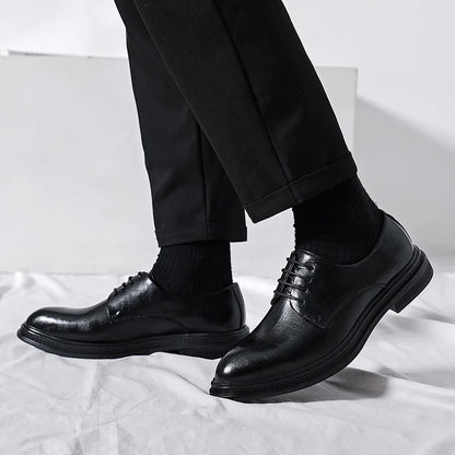 Scarpe eleganti nere da uomo in pelle, indossate con pantaloni neri. Design classico, ideale per abbigliamento formale e occasioni speciali.