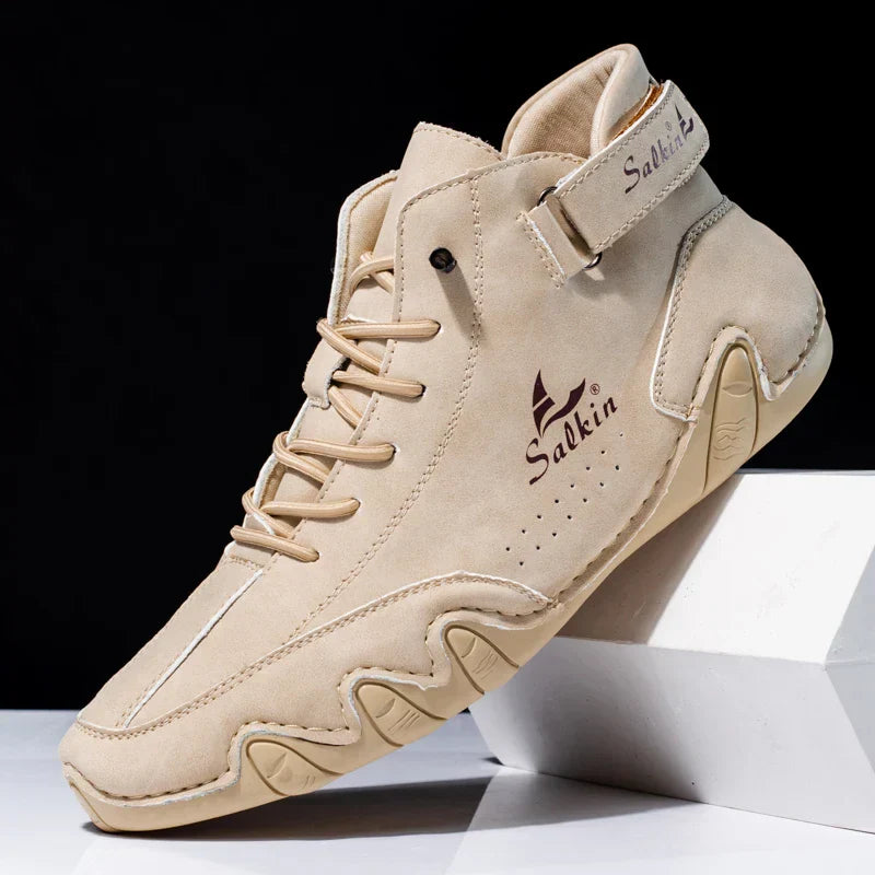 Scarpa da basket beige Saakini, design moderno con lacci e cinturino, suola antiscivolo, ideale per sport e moda urbana.