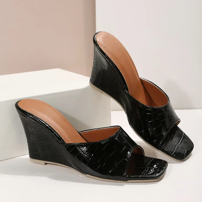 Sandalias de cuña de verano para mujer tipo slip-on con punta cuadrada – Parte superior texturizada y suela plataforma