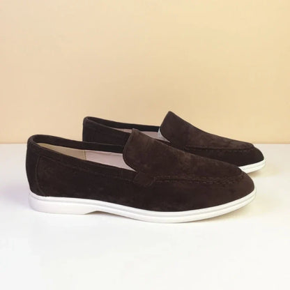 Men's loafers with decorative stitching on the upper