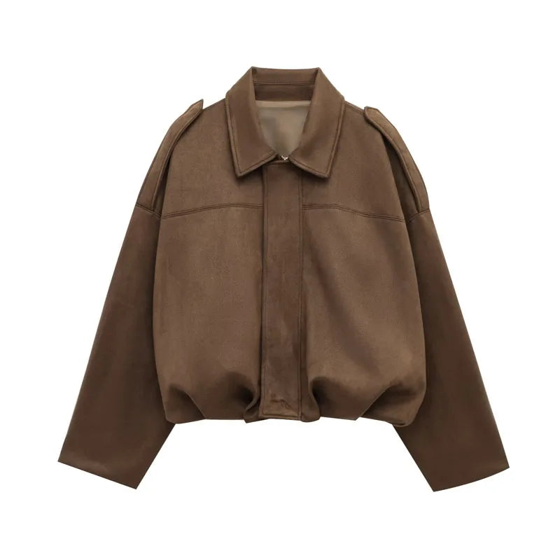 Giacca marrone in pelle scamosciata, design oversize, con colletto classico e spalle strutturate. Moda autunnale, abbigliamento casual elegante.