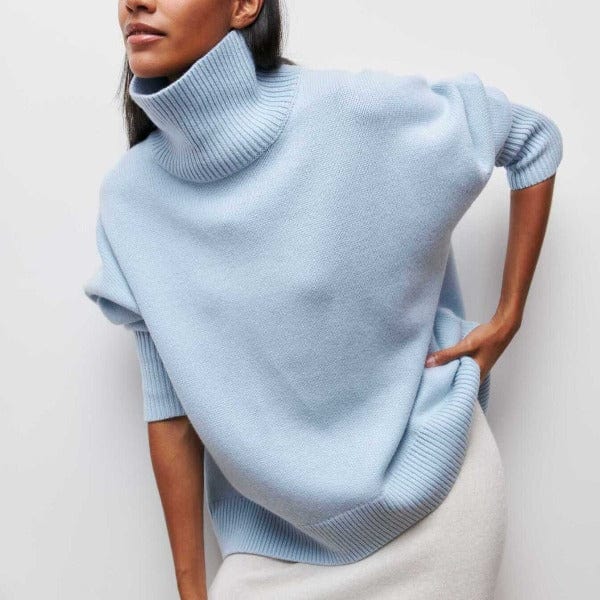 Donna con maglione azzurro a collo alto, tessuto morbido, moda autunno inverno, stile casual chic, sfondo bianco minimalista.