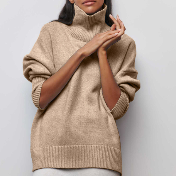 Donna con maglione beige a collo alto, stile casual autunnale, moda femminile, tessuto morbido, maniche lunghe, tendenza abbigliamento 2023.