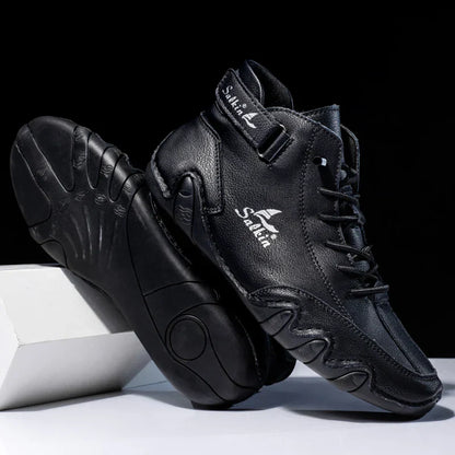 Scarpe da basket nere in pelle, design moderno e suola antiscivolo, marchio visibile "Sadia", sfondo nero, calzature sportive eleganti.