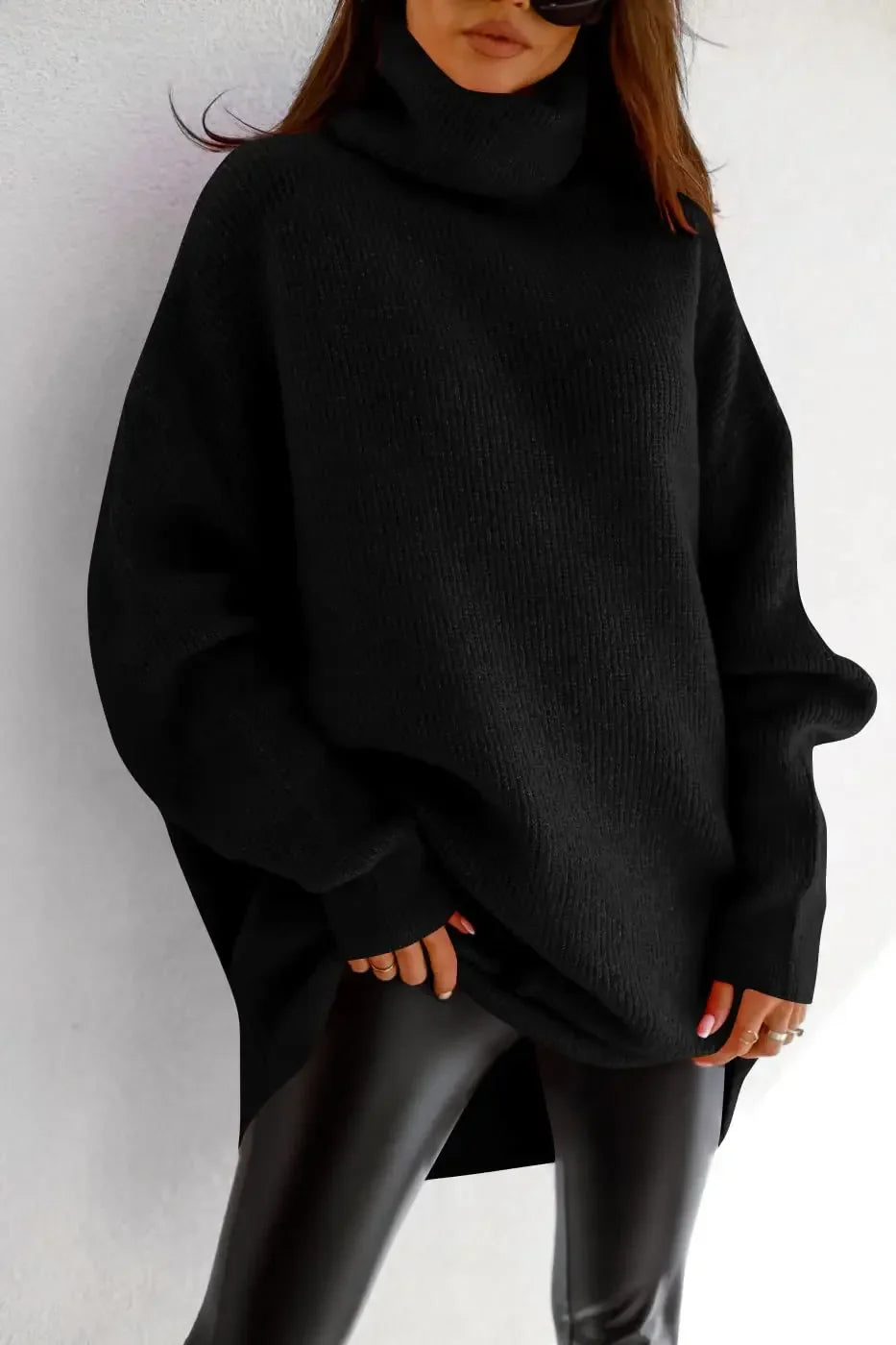 Donna con maglione nero oversize e leggings in pelle, moda autunno inverno, stile casual chic, abbigliamento caldo e confortevole, tendenze 2023.