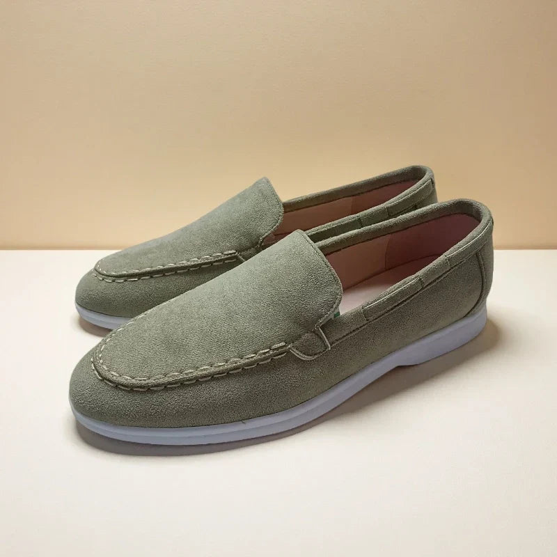 Men's loafers with decorative stitching on the upper