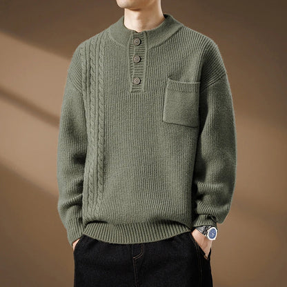 Herresweater i strik med Henley-krave med knapper, fletdetaljer og brystlomme – Strikstil