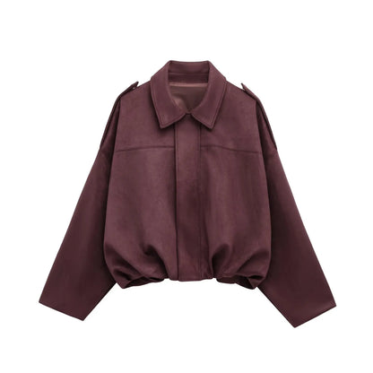 Giacca oversize in pelle scamosciata marrone, design moderno con colletto classico e maniche lunghe. Moda autunno inverno, abbigliamento donna elegante.