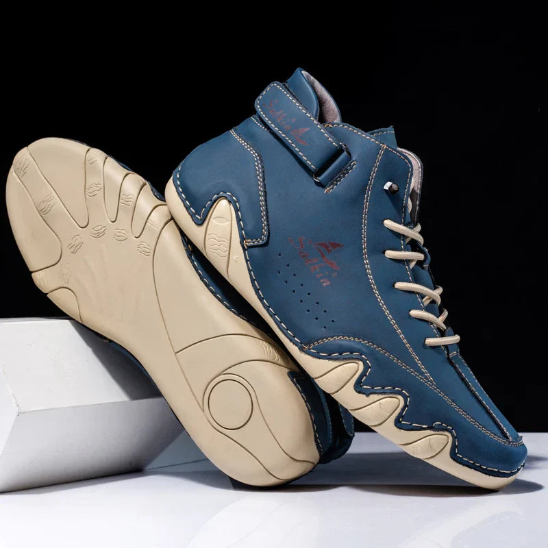 Scarpe da ginnastica blu da uomo con suola beige, design moderno e cuciture a contrasto. Calzature casual eleganti, ideali per moda urbana.