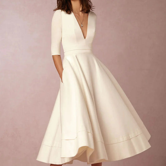 Abito elegante avorio con scollo a V profondo e maniche a tre quarti, gonna ampia a ruota, perfetto per cerimonie e occasioni speciali.