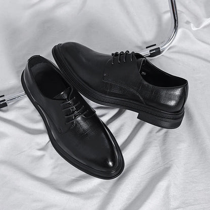Scarpe eleganti nere in pelle su sfondo bianco, design classico con lacci, ideali per abbigliamento formale e occasioni speciali.