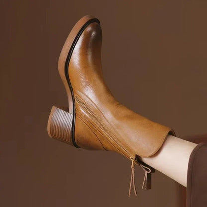 Stivaletto in pelle marrone con tacco medio, chiusura a zip laterale e design elegante. Scarpe autunnali moda donna, stile casual chic.