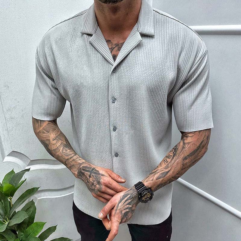 Camisa de hombre de corte entallado, manga larga, con botones y cuello clásico